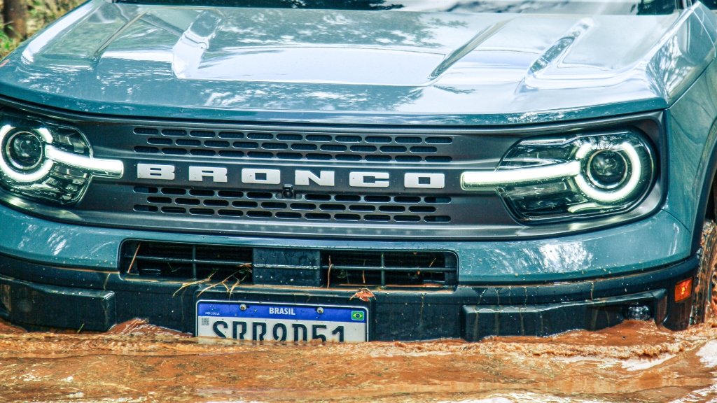 Ford Bronco Sport enfrentando atoleiro de lama e água