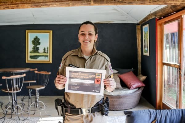 Aluna com certificado