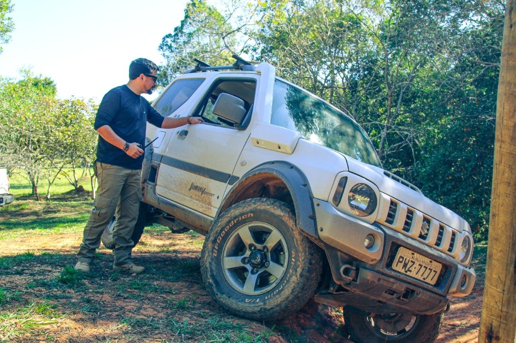 Instrutor orientando aluno em inclinação lateral