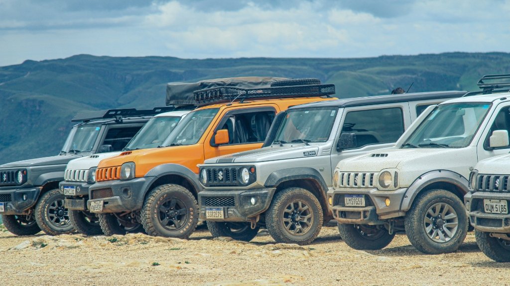 Fileira de Jimnys alinhados no mirante da Serra da Canastra
