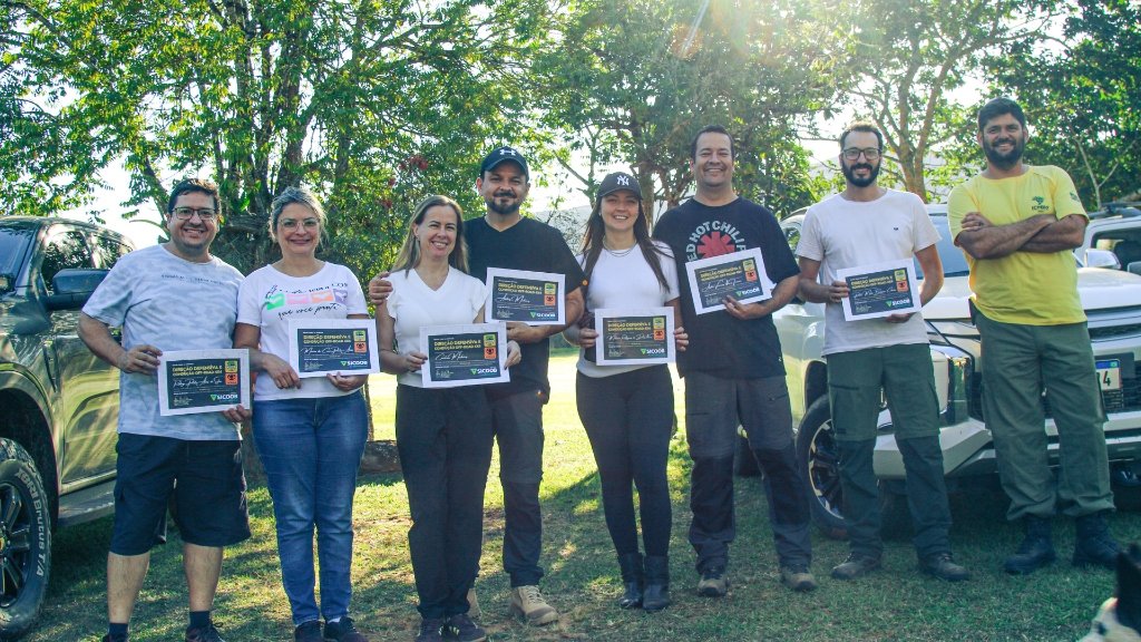 Turma certificada em direção defensiva e condução off-road